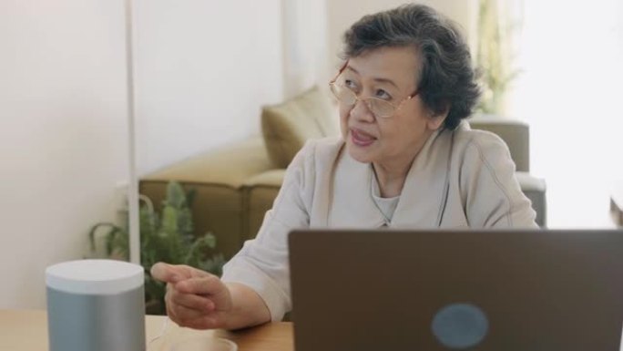 亚洲高级女性在家教学视频会议。