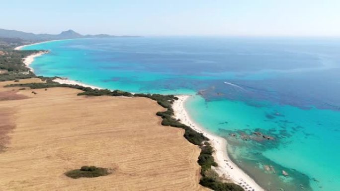 意大利撒丁岛天堂海滩的鸟瞰图。