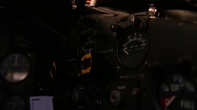 一架旧轰炸机驾驶舱内的飞行控制。特写。
