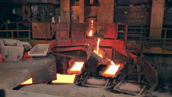 冶炼厂正在将熔融的铜释放到模具中