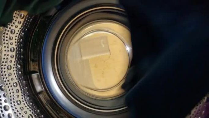 POV: 在金属干燥机滚筒内旋转，同时干燥洗过的内衣。