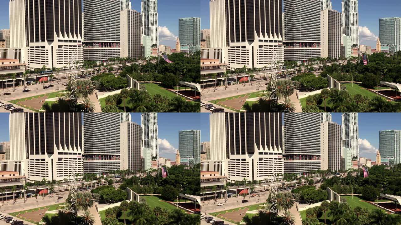 美国佛罗里达州迈阿密湾前公园比斯坎大道上的地铁列车、建筑物和交通。高角度视图，4K分辨率。