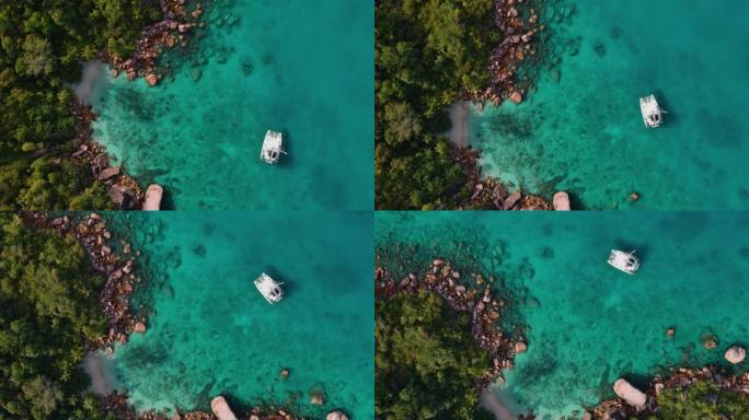双体船的直下空中圆形视图锚定在宏伟的Anse Lazio海滩上，它是蔚蓝的水域Praslin，塞舌尔