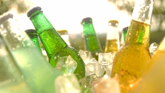 超级SLO MO冰块落在冷却器中的啤酒瓶上