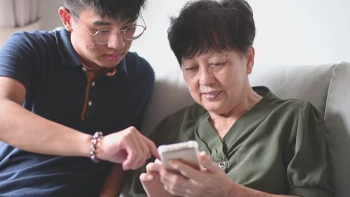 亚洲华裔高级女性在手机上查看社交媒体的信息