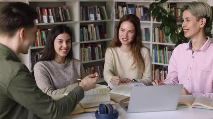 四个不同的学生在图书馆一起学习