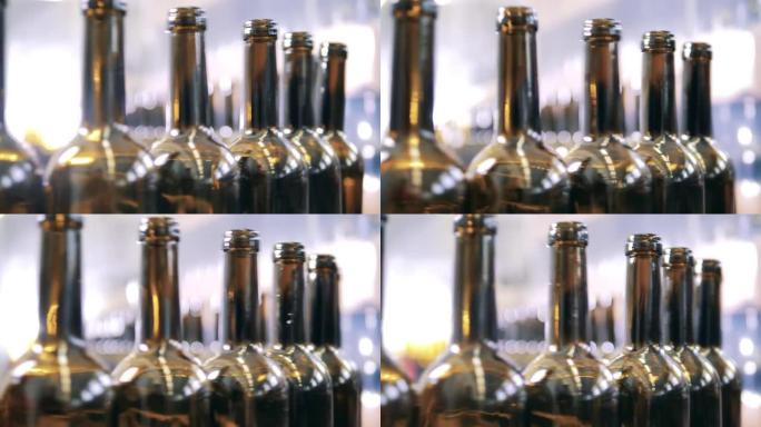 酒瓶在生产线上缓慢移动的特写视图