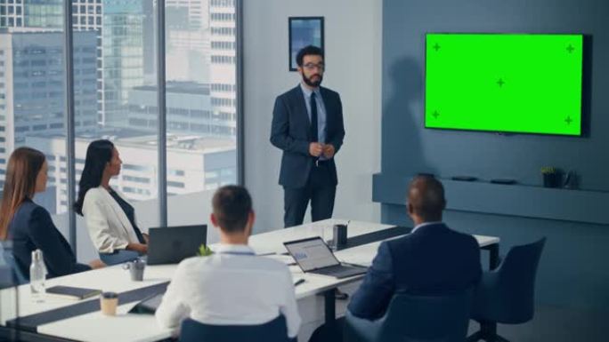 多元化办公室会议室会议: 男项目经理使用绿屏色键墙电视为投资团队展示投资机会。电子商务产品战略。中宽