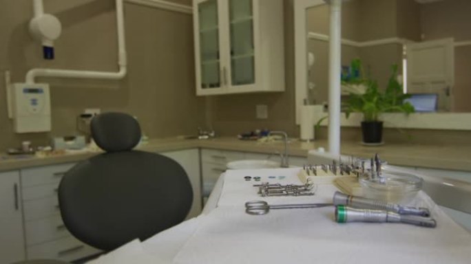 牙科诊所的空内部，配有黑色牙科椅和工具