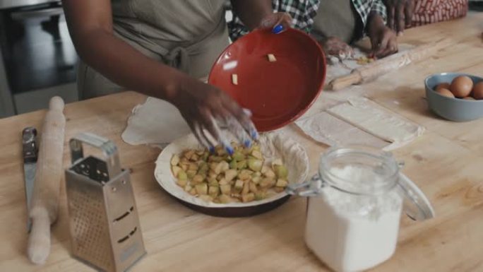 非裔美国人家庭制作苹果派