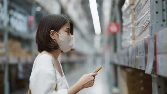 年轻女子在家具店购物