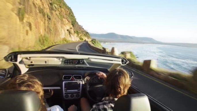 一对年轻夫妇在敞篷车中享受公路旅行的4k视频片段