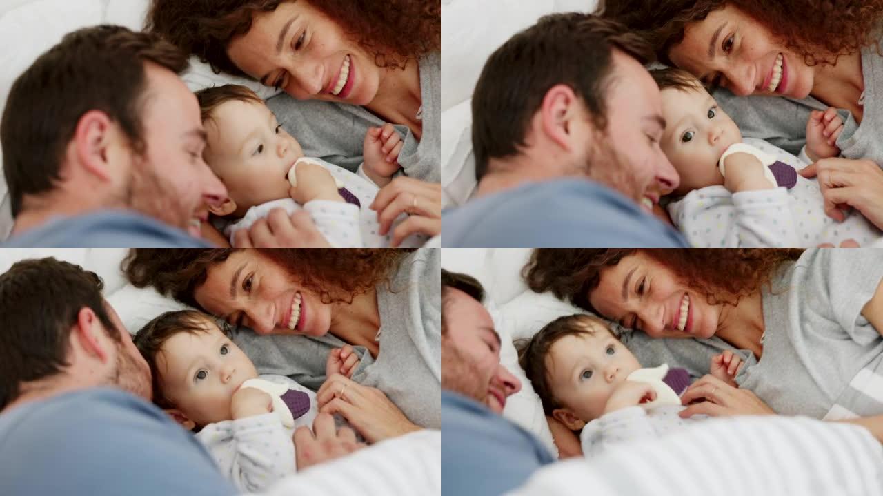 家庭，母亲和父亲带着婴儿，在卧室里微笑，在一起，充满爱心和幸福，周末和欢乐。爱，爸爸妈妈带着孩子拥抱