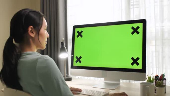 女人使用绿屏电脑通道抠像抠屏抠绿人物人文