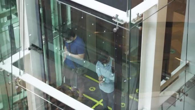 使用透明电梯的人。