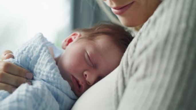 母亲的手臂由温柔组成，孩子们在其中睡得很香