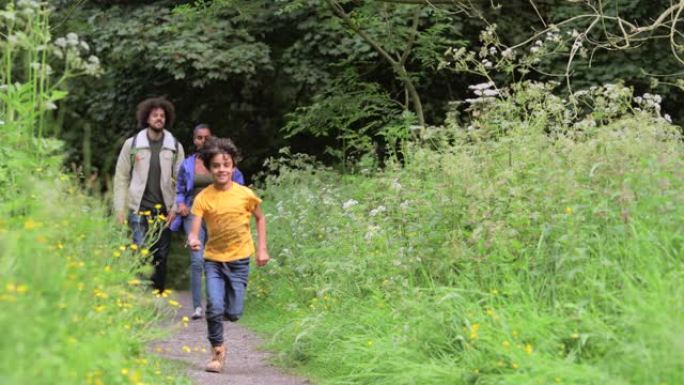 感觉自由!家庭亲子野外郊游奔跑的儿童幸福
