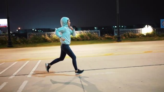 亚洲女子夜间跑步运动