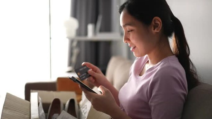 年轻的亚洲人在家智能手机网上购物