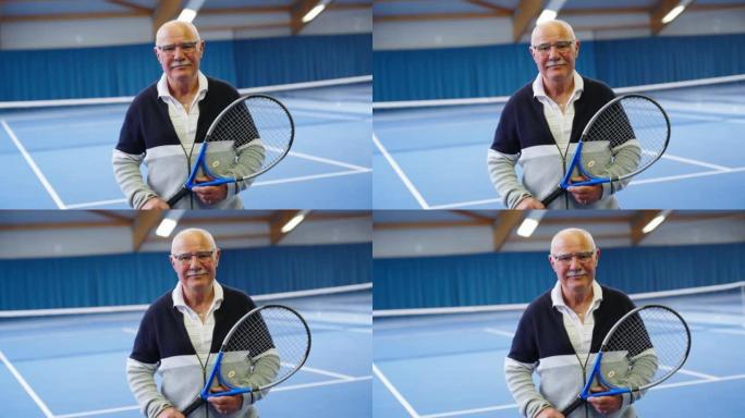 网球场上站着网球拍的快乐老人