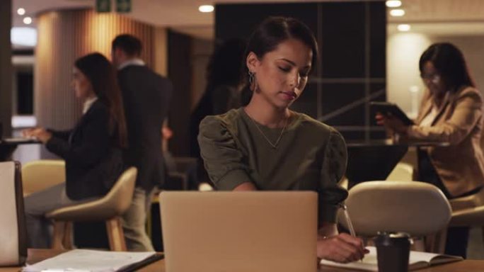 4k视频片段，一名年轻的女商人在会议休息室的笔记本电脑上工作