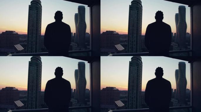 男子从阳台上观看日落