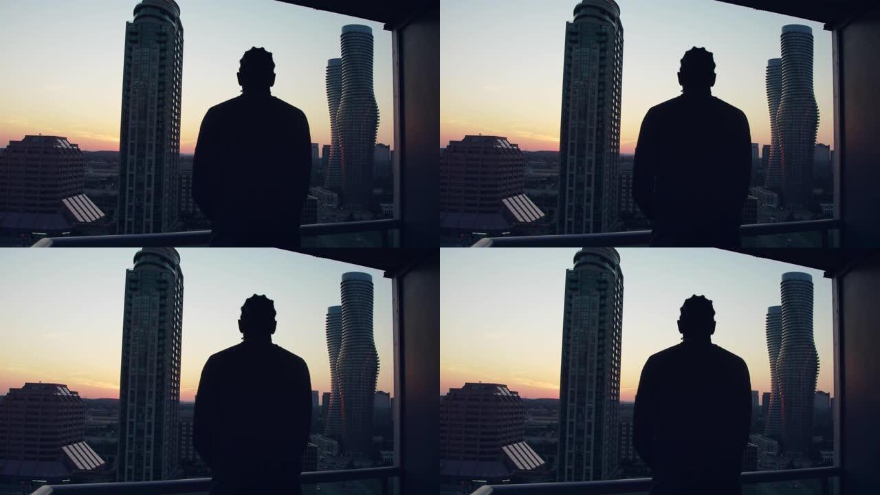 男子从阳台上观看日落