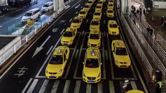 T/L机场出口处繁忙的出租车排队