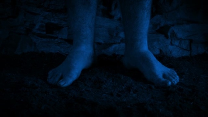 男人赤脚站在黑暗中