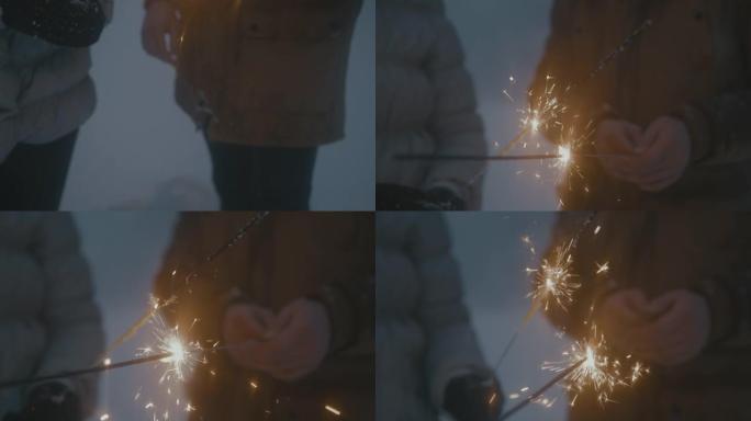 情侣在雪地里玩火花的手