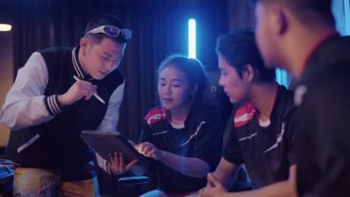 年轻的亚洲职业玩家团队和教练一起讨论策略