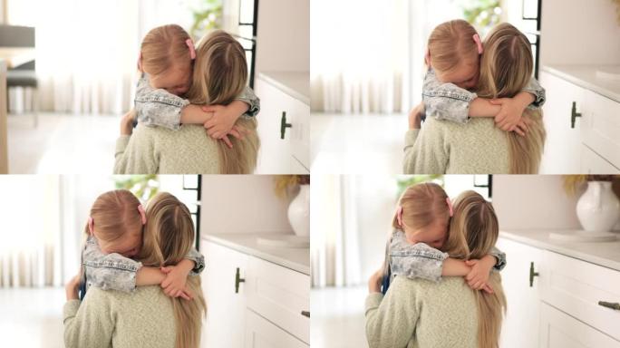 用爱，关怀和微笑拥抱，母亲和孩子，在家里庆祝母亲节。年轻的女孩在他们家的客厅里拥抱她的妈妈，以获得爱