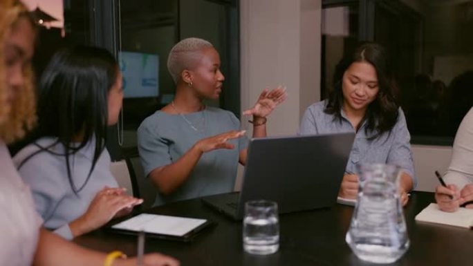 团队合作，夜间或商务女性在笔记本电脑上写作，用于战略规划，网络或创意研究。搜索引擎优化审查或网页设计