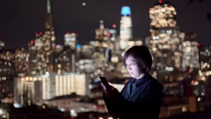 女性使用智能手机与城市景观