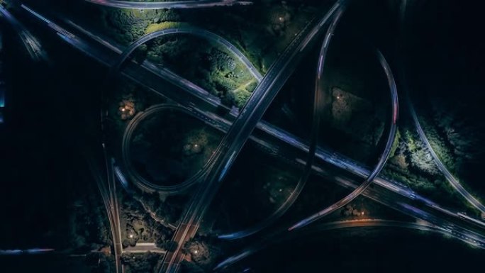 T/L泛无人机视图，夜间立交桥的轻型尾部/中国北京