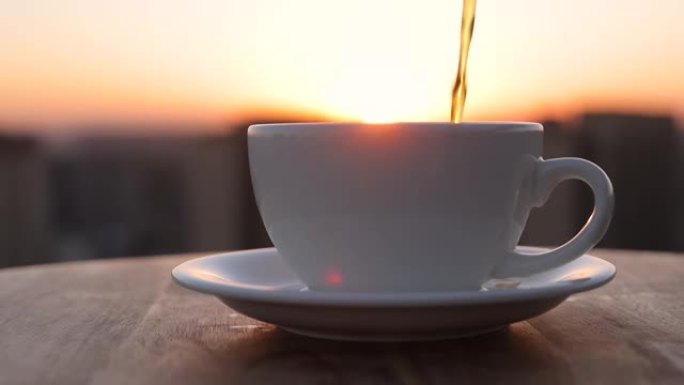 早晨将咖啡倒入带有阳光的杯子中
