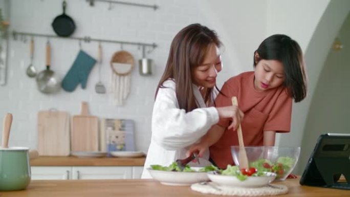 年轻女孩在家帮助母亲做饭