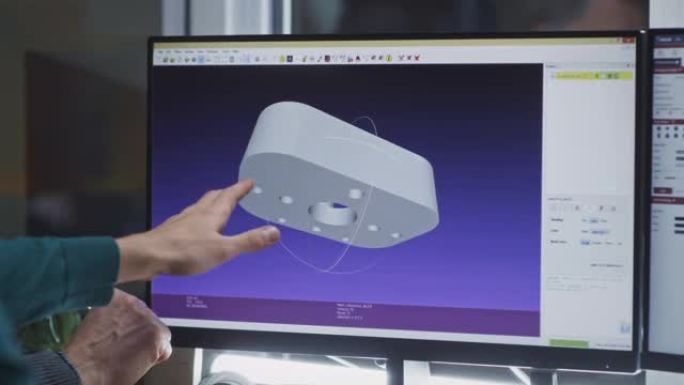 Crop同事在计算机上讨论3D模型