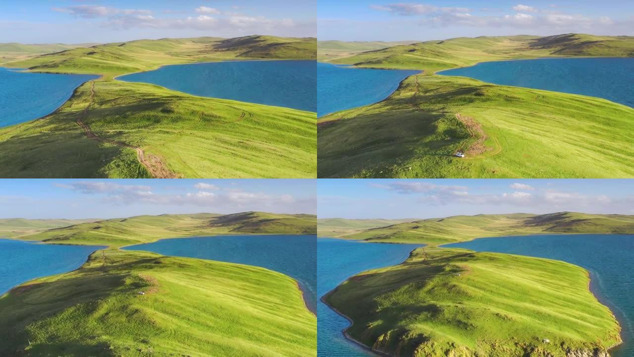 在青藏高原的湖中，有一个充满绿色草原的半岛