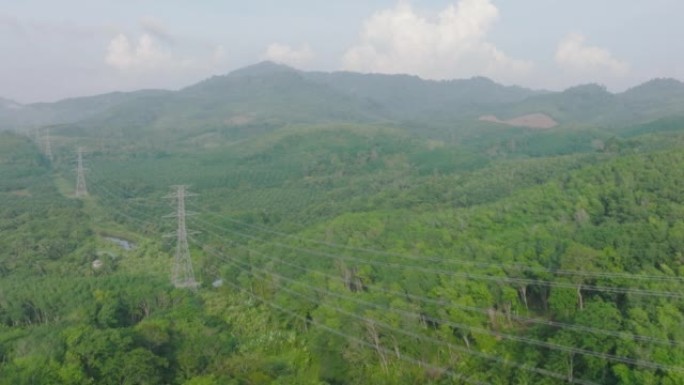 电塔的鸟瞰图，森林中的山上的电力线。经典的能源概念。