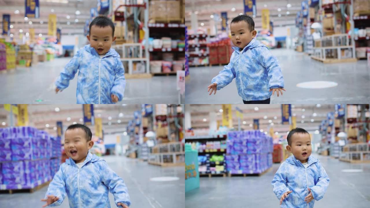 男婴在supermaket中散步和购物，使他的父母流淌