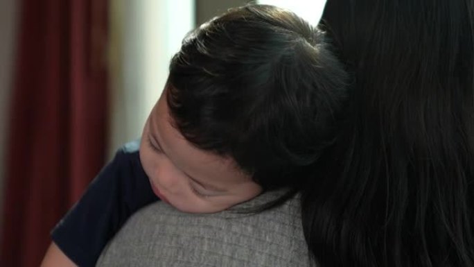 母亲肩上扛着熟睡中的儿子。这是母亲对孩子的爱。看到熟睡的孩子的脸，它显示了母亲和孩子之间的纽带。