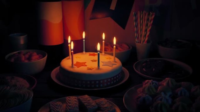 餐桌上的生日蛋糕与黑暗中的休闲食品