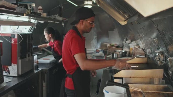 工人在卡车上烹饪街头食品