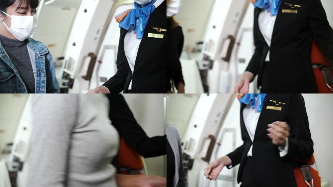 乘客戴着口罩登机乘务员接待旅客查验