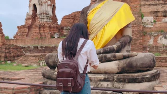 旅行者亚洲妇女在泰国大城府度假旅行。