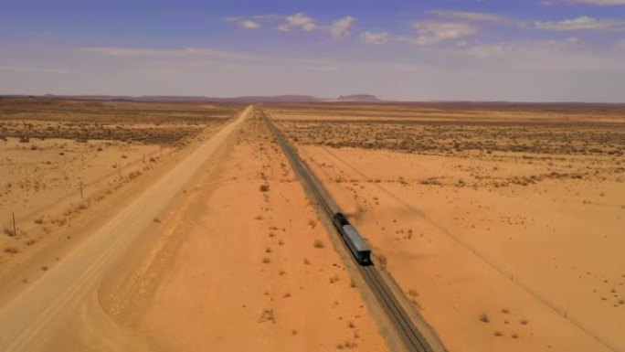 WS火车穿越非洲纳米比亚的阳光明媚的偏远沙漠