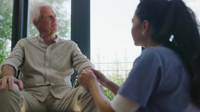 一名护士安慰她的老年男性患者的4k视频片段