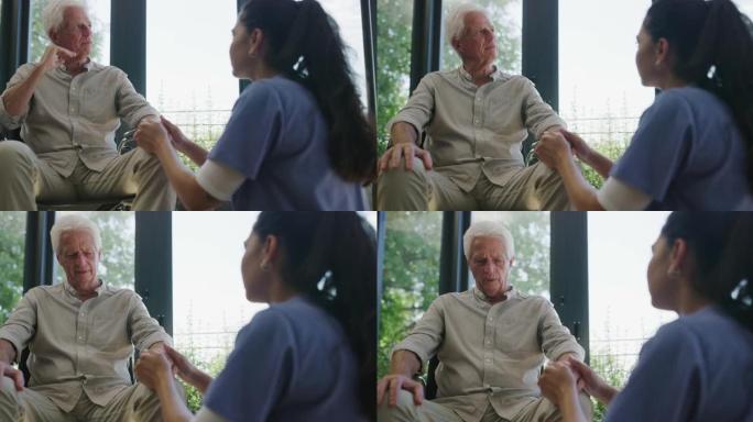一名护士安慰她的老年男性患者的4k视频片段