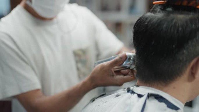 理发店复古时尚发型英俊亚洲男人顾客。